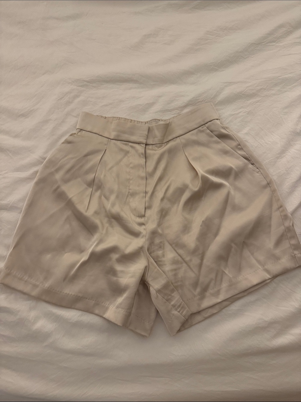 Abercrombie & Fitch Beige/Champagne Silk/Safin High-Waist Trouser Shorts Size XS